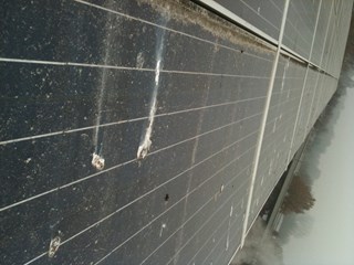 Zonnepanelen onder het vuil.