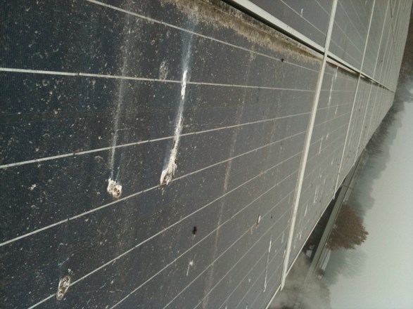 Zonnepanelen onder het vuil.