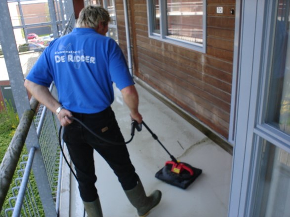 Galerijen schoonspuiten zonder alles onder te spetteren