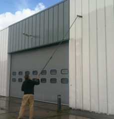 Gevelbekleding reinigen met telescoop systeem
